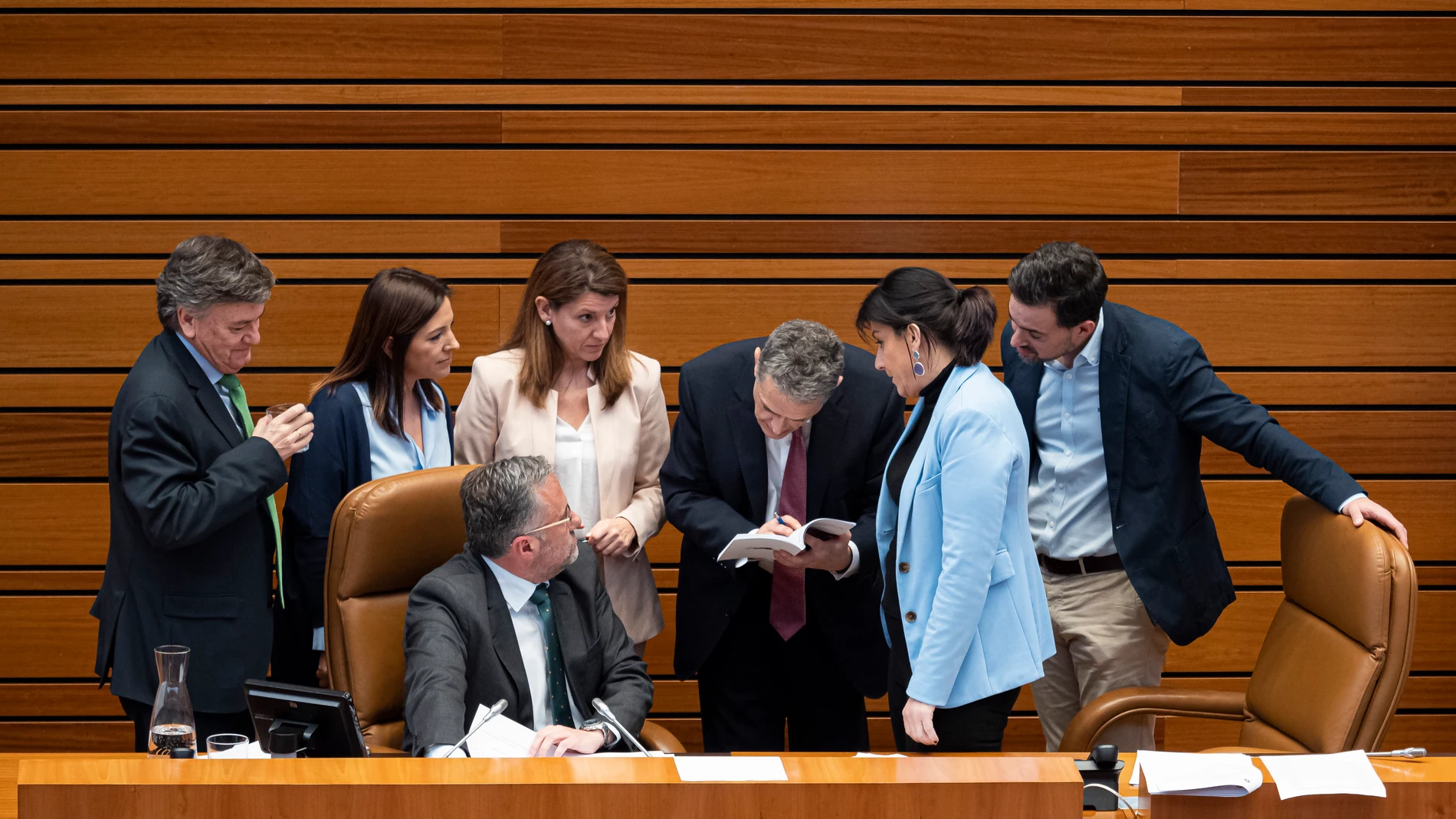 El presidente de las Cortes de Castilla y León, Carlos Pollán Fernández (5d), durante la sesión de la votación de las enmiendas del PSOE a la Ley de medidas, en la sede de Las Cortes