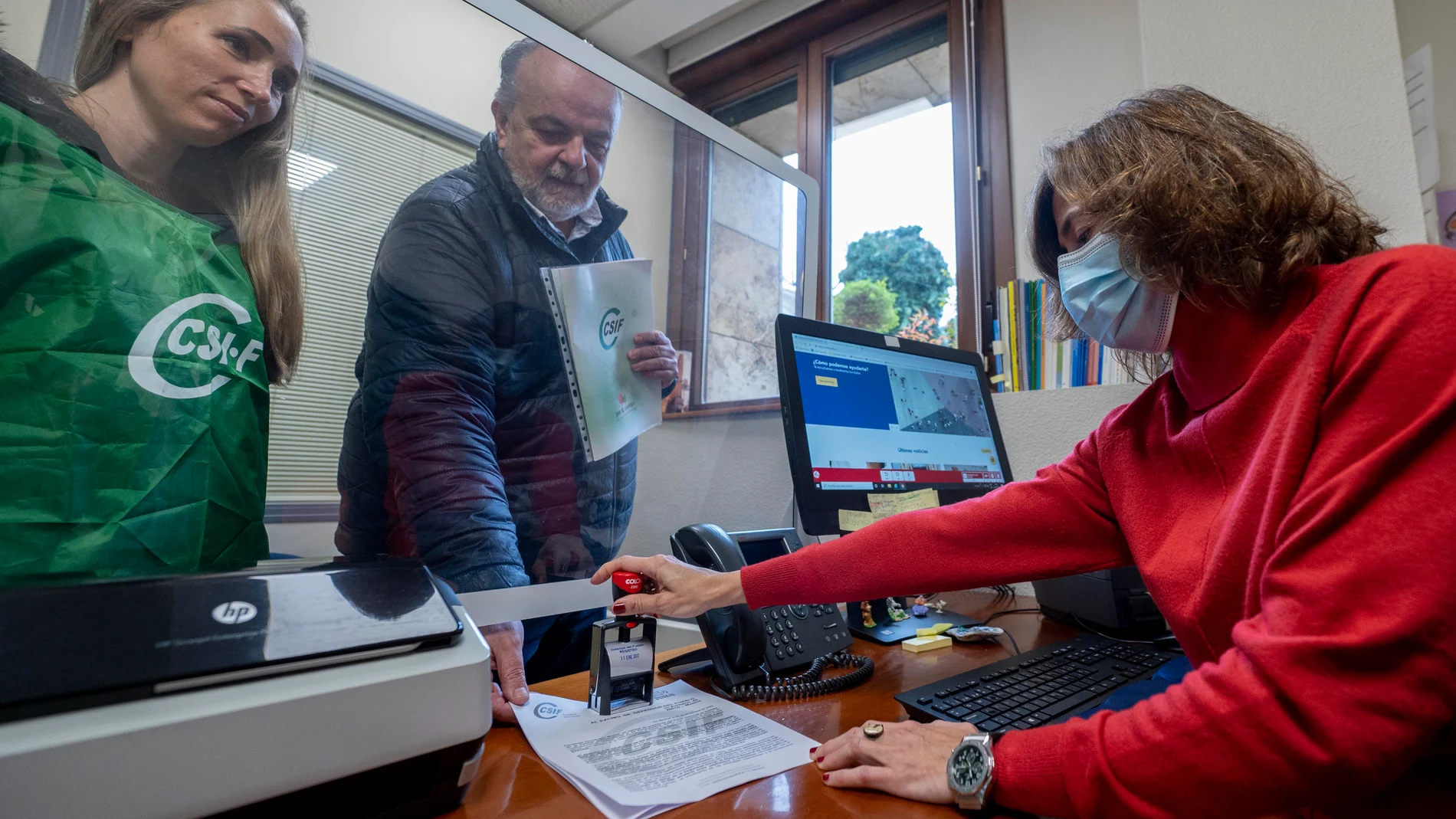 El presidente del sector de Sanidad de la Central Sindical Independiente y de Funcionarios (CSIF), Fernando Hontangas, registrando el escrito al Defensor del Pueblo, en su sede.