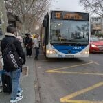 Usuarios apeados para subir a un autobús urbano en Cartagena
