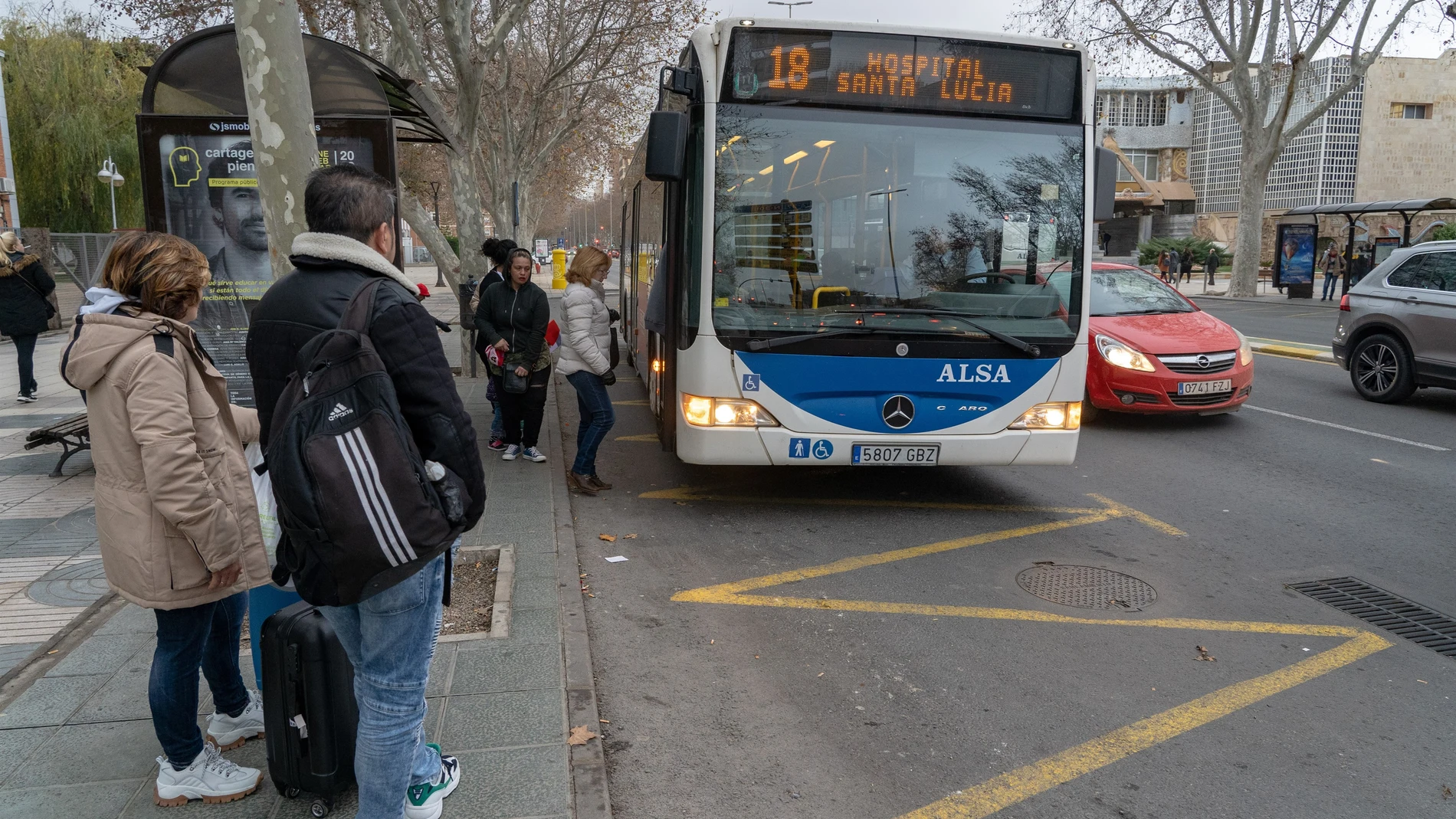 Usuarios apeados para subir a un autobús urbano en Cartagena