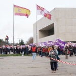 Los sindicatos rodean las Cortes regionales para protestar por las políticas desarrolladas por Vox en la Junta
