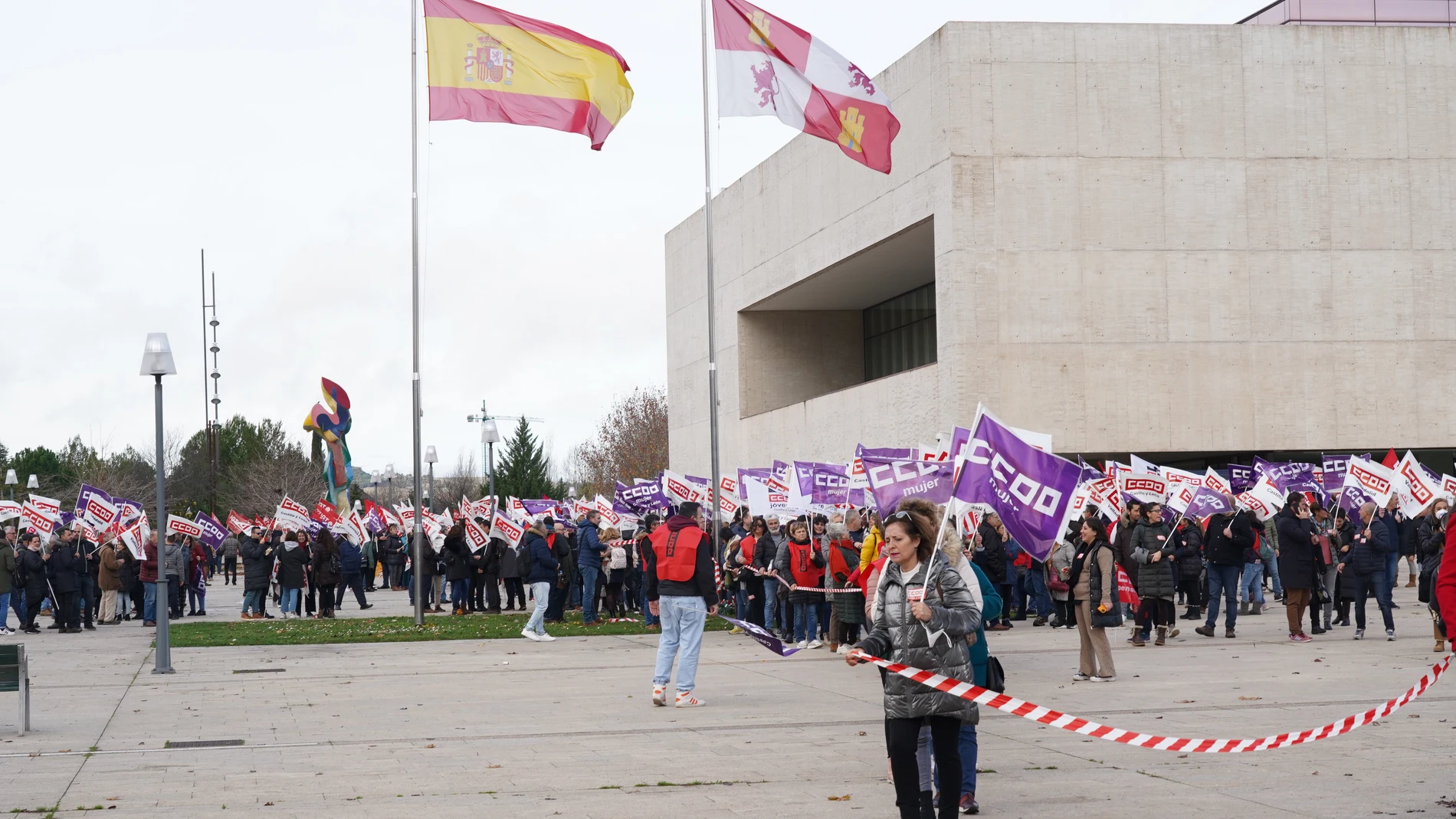 Los sindicatos rodean las Cortes regionales para protestar por las políticas desarrolladas por Vox en la Junta