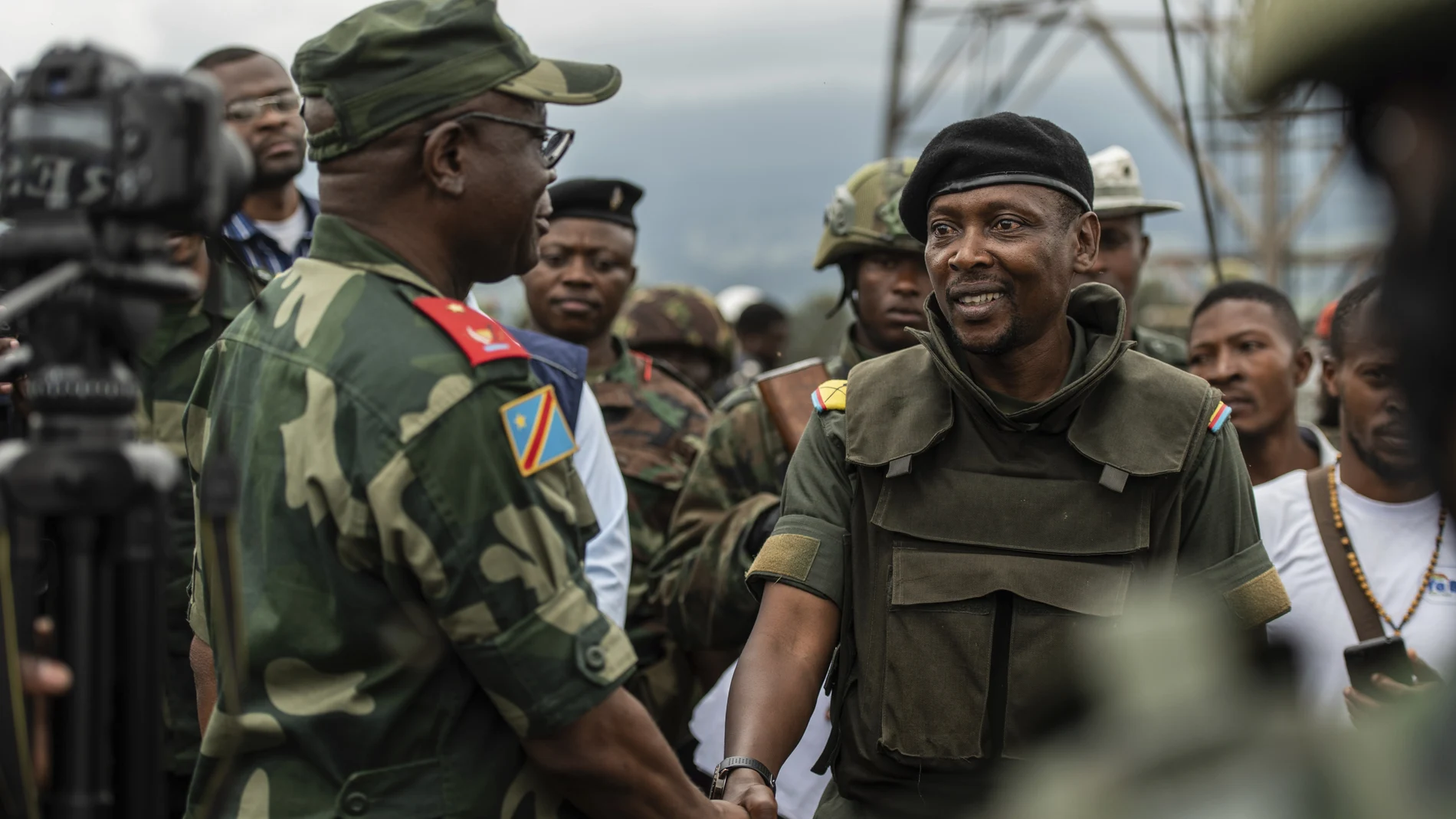 Willy Ngoma, portavoz del M23, estrecha la mano del comandante de la Fuerza Regional de la CAO tras la retirada de la guerrilla de Kibumba, este 23 de diciembre.