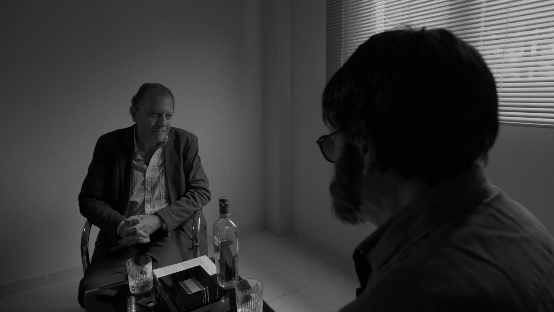 Mikel Lejarza (der.) conversa con el periodista Fernando Rueda, con quien ha escrito "Secretos de confesión"