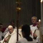 El Papa, durante su llegada para presidir la Misa del Gallo