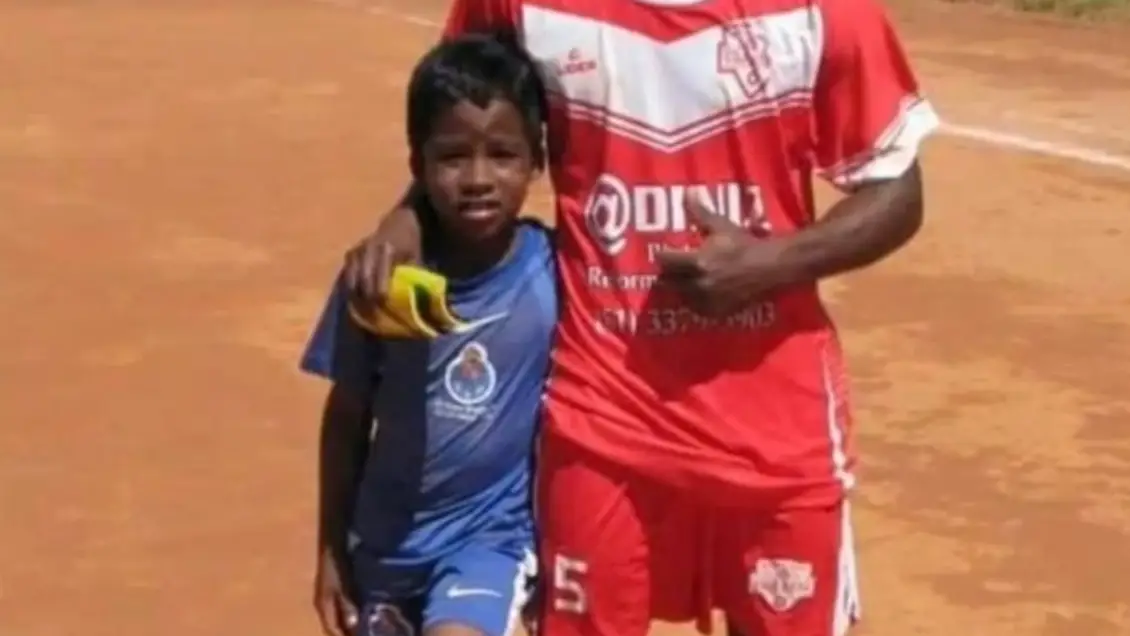 Douglas y Endrick durante un partido con amigos