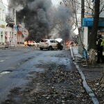Vehículos ardiendo en Jersón tras el último bombardeo ruso