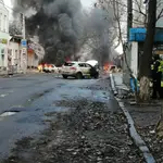 Vehículos ardiendo en Jersón tras el último bombardeo ruso