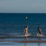 Dos chicas se bañan en la playa, a 24 de diciembre de 2022, en Valencia