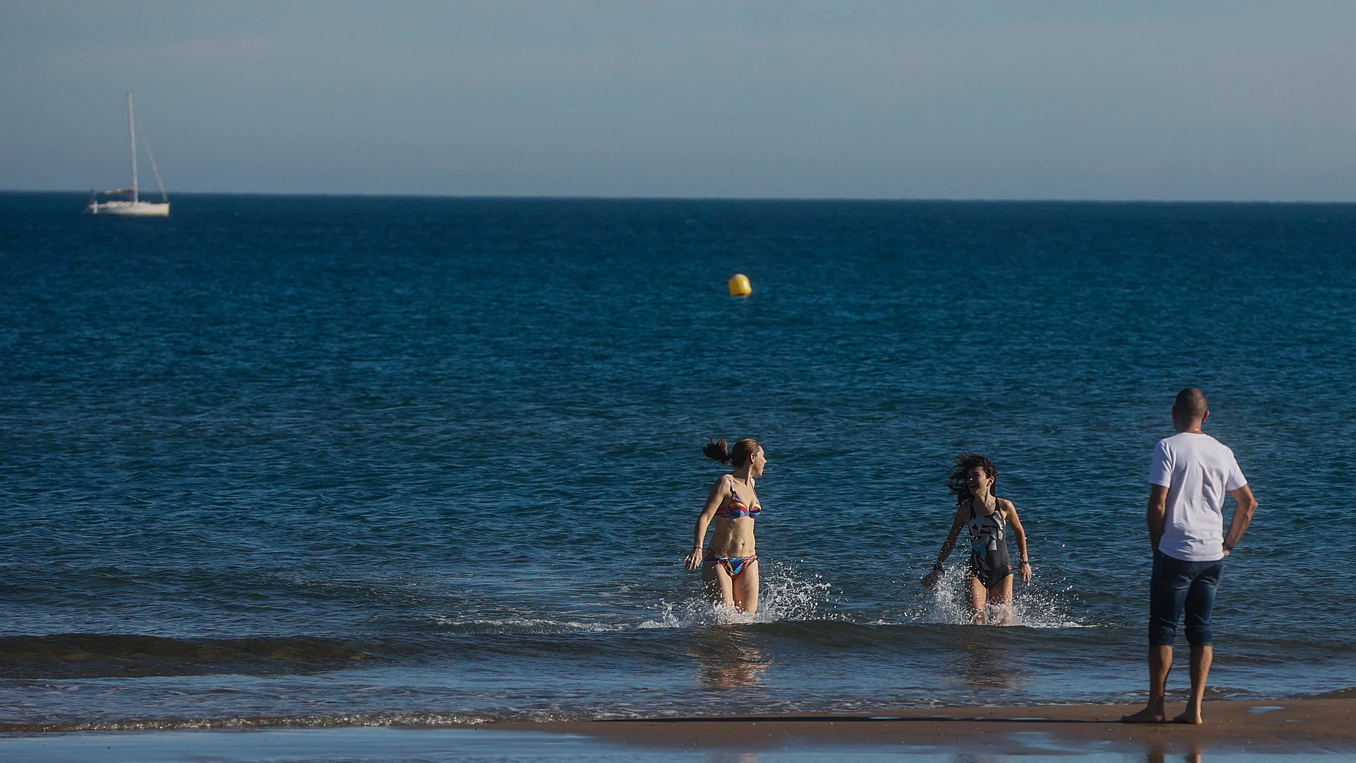 Dos chicas se bañan en la playa, a 24 de diciembre de 2022, en Valencia