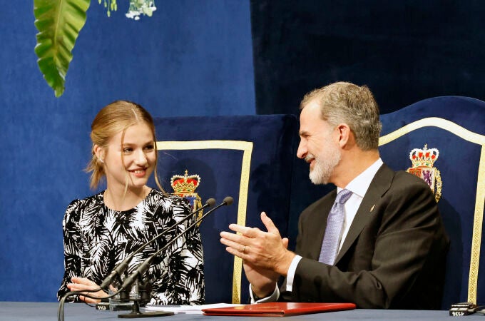 Felipe VI con la princesa Leonor durante los Premios Princesa de Asturias