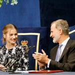 Felipe VI con la princesa Leonor durante los Premios Princesa de Asturias