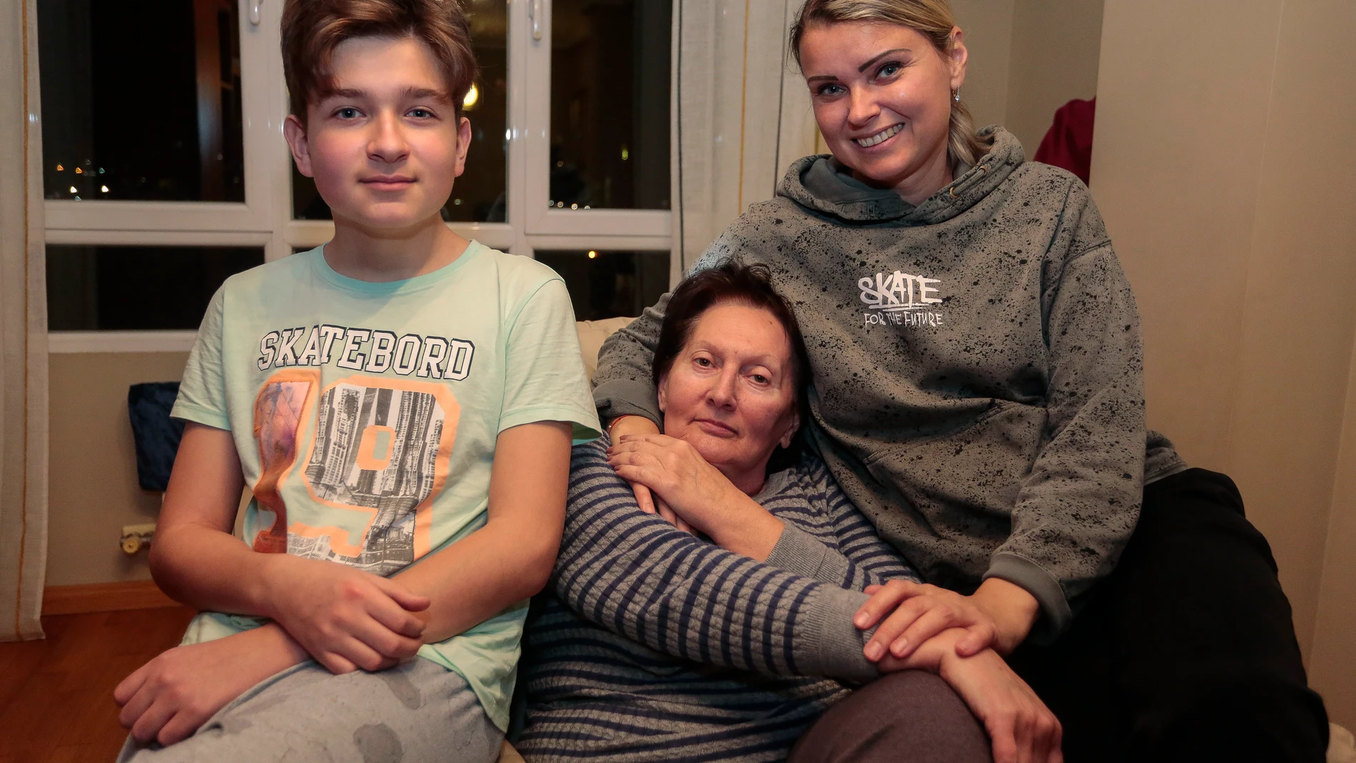 Una familia de ucranianos disfruta la Navidad en León tras abandonar su hogar por la guerra en Lugansk (Dombás). En la imagen, la abuela paterna, Larissa Radchenko, el pequeño de la familia, Iván Radchenko y la madre, Olena Khodyka