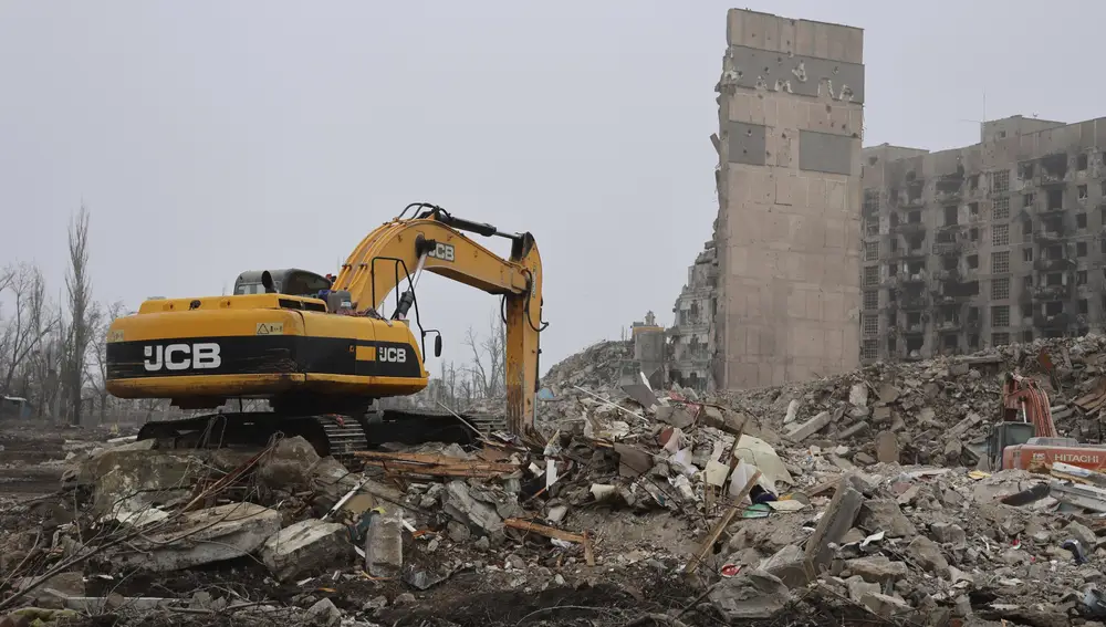Trabajadores municipales retiran escombros y desmontan edificios destruidos tras los intensos combates en el teatro Mariupol de Mariupol, en la región de Donetsk controlada por Rusia