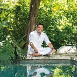 El periodista Ismael Cala, autor del libro "Fluir para no sufrir", practicando yoga.