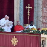 El Papa imparte la bendición Urbi et Orbi en el Vaticano