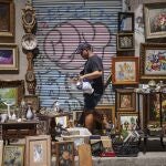 Puesto de antiguedades en el Rastro de Madrid