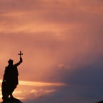 Estatua de Don Pelayo en el Puerto de Gijón