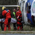 Los equipos de emergencias encontraron a los fallecidos en el accidente del autobús que cayó al Lérez en Cerdedo-Cotobade (Pontevedra), donde hay dos personas rescatadas con vida