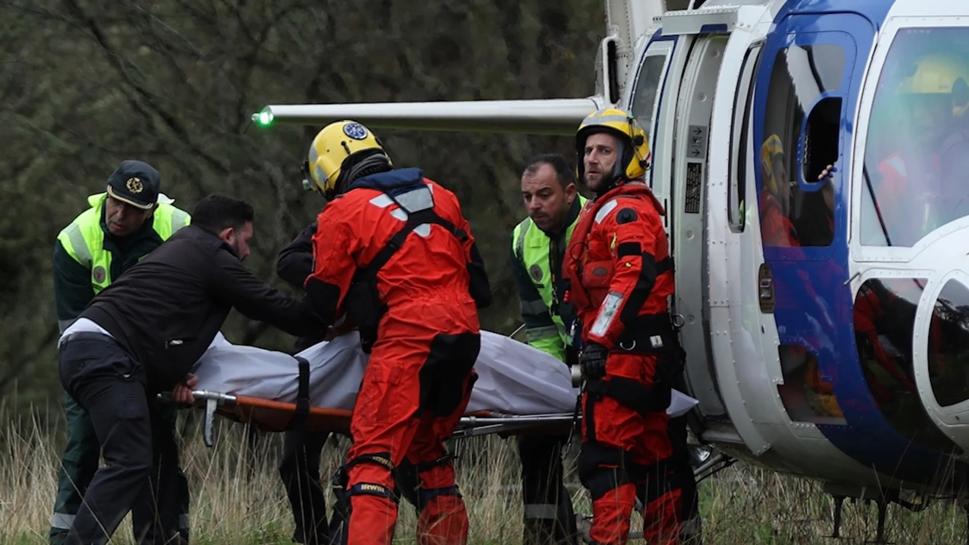 Los equipos de emergencias encontraron a los fallecidos en el accidente del autobús que cayó al Lérez en Cerdedo-Cotobade (Pontevedra), donde hay dos personas rescatadas con vida