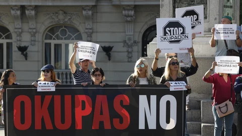 Manifestantes protestan ante el Congreso de los Diputados en Madrid en contra de la okupación y en apoyo a una ley antiokupa.