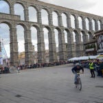 Un ciclista participa en la 87ª carrera del pavo para bicicletas sin cadena, que se celebra el día de Navidad en Segovia