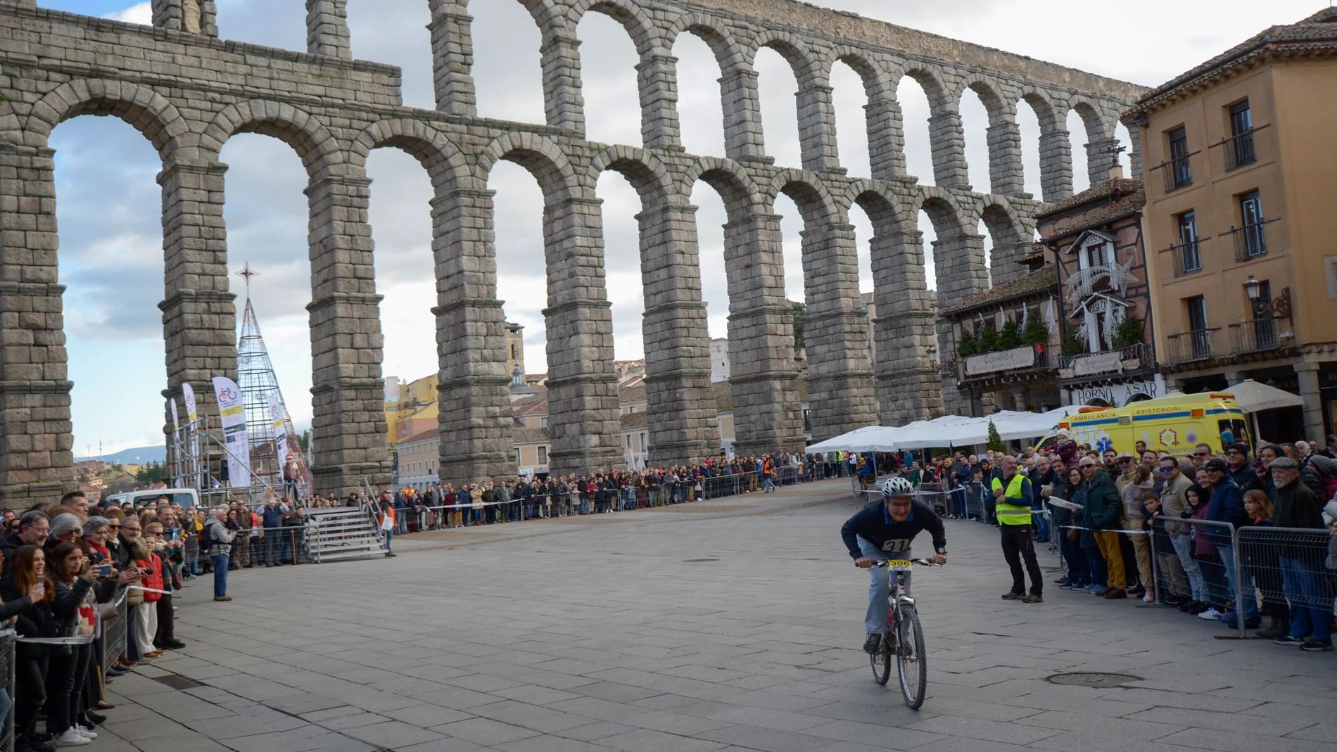 Un ciclista participa en la 87ª carrera del pavo para bicicletas sin cadena, que se celebra el día de Navidad en Segovia