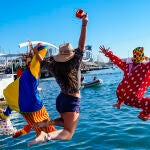 Varias personas saltan al agua durante la 113 edición de la Copa Nadal, tradicional y popular prueba de natación que se disputa en las aguas del Port de Barcelona cada día 25 de Diciembre. EFE/ Enric Fontcuberta