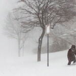 Una persona navega por la nieve profunda durante la tormenta invernal que afecta a gran parte de Estados Unidos, en Buffalo, Nueva York