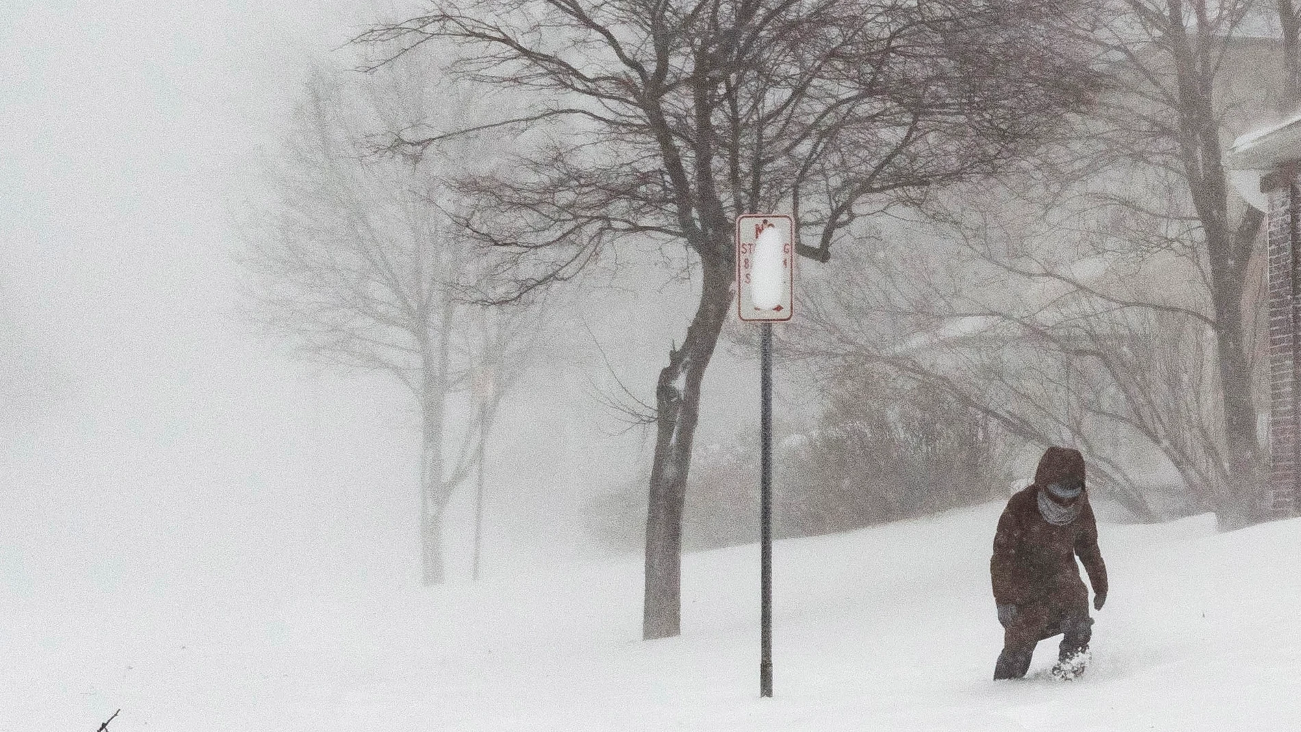 Una persona navega por la nieve profunda durante la tormenta invernal que afecta a gran parte de Estados Unidos, en Buffalo, Nueva York