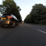 Coche circulando por una carretera