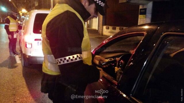 Un agente realiza una prueba de alcoholemia
