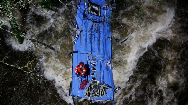 Los bomberos trabajan en el rescate de víctimas del autobús que se precipitó al río Lérez, tras caer de un puente, esta noche en Cerdedo-Cotobade (Pontevedra).