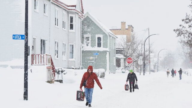 Los vecinos de búfalo, caminando por calles intransitables debido a la acumulación de nieve