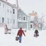 Los vecinos de búfalo, caminando por calles intransitables debido a la acumulación de nieve