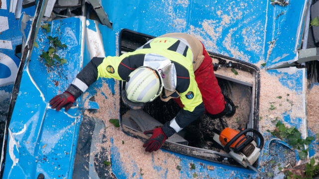 Efectivos de la Guardia Civil de trabajan en las labores de desbrozamiento y preparación del autobús accidentado para sacarlo del agua, en el río Lérez, el pasado 26 de diciembre
