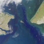 Estrecho de Bering fotografiado por la NASA/GSFC/JPL/MISR-Team. A la izquierda se ve Rusia y a la derecha Alaska separadas por apenas 90 kilómetros