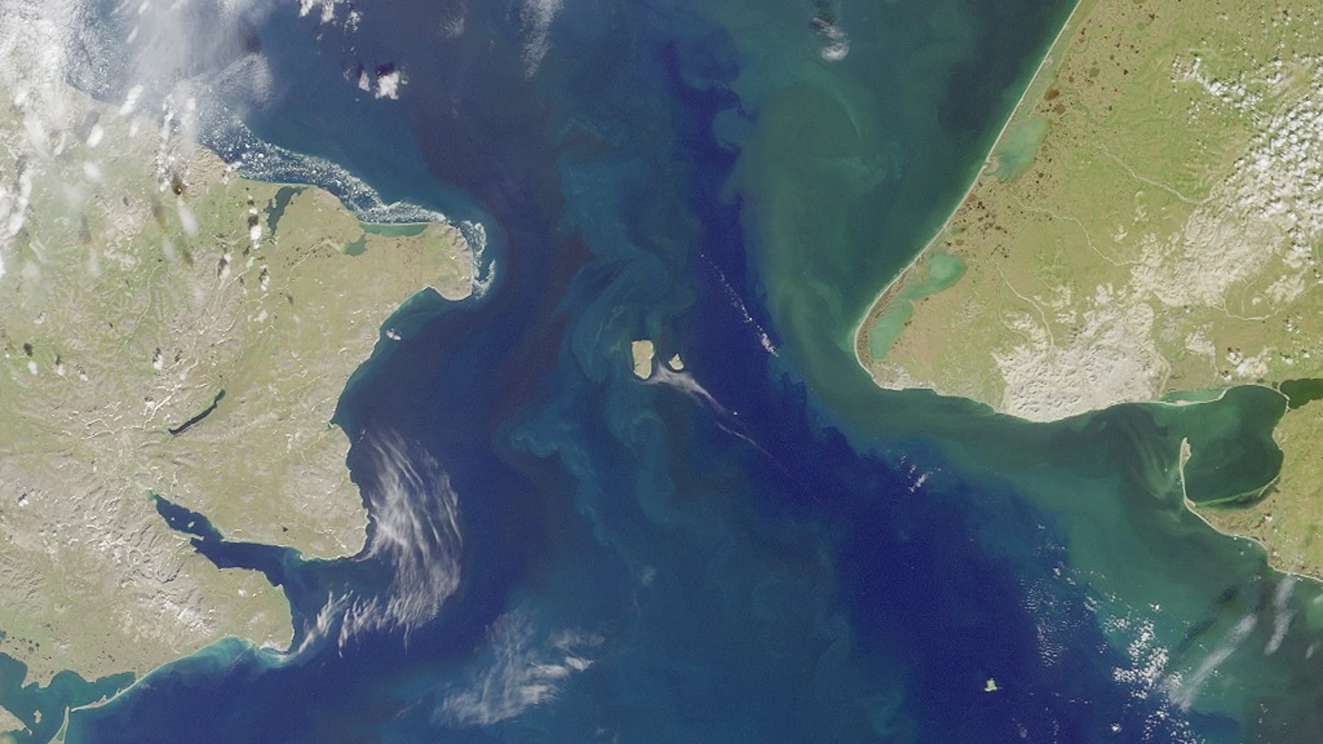 Estrecho de Bering fotografiado por la NASA/GSFC/JPL/MISR-Team. A la izquierda se ve Rusia y a la derecha Alaska separadas por apenas 90 kilómetros