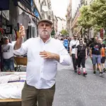 El célebre chef pasea por El Rastro de Madrid
