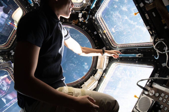 La astronauta de la NASA e ingeniera de vuelo de la Expedición 67 Jessica Watkins disfruta de la vista de la Tierra desde el interior de la cúpula de siete ventanas de la Estación Espacial Internacional. (Fotografía de la NASA editada por Mark García)