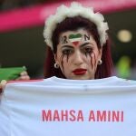 Una fan iraní con una camiseta de Mahsa Amini en el Mundial de Qatar