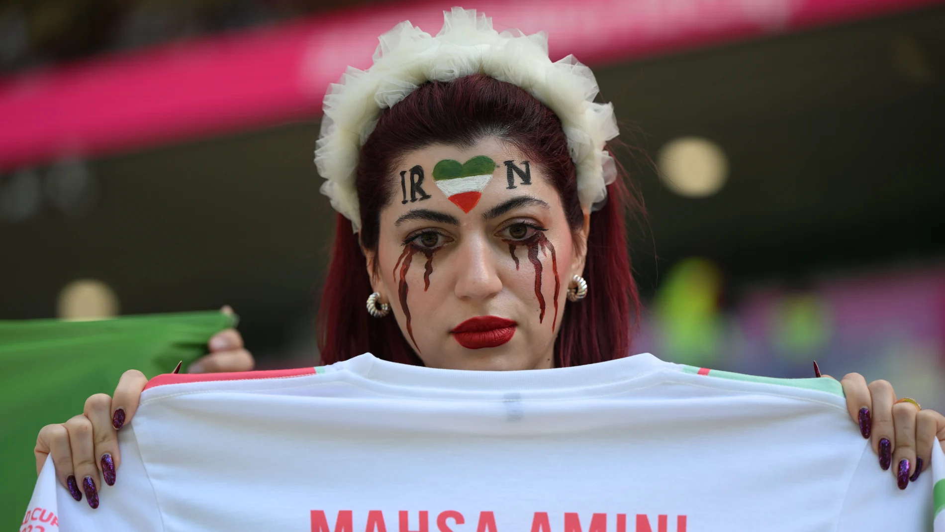 Una fan iraní con una camiseta de Mahsa Amini en el Mundial de Qatar