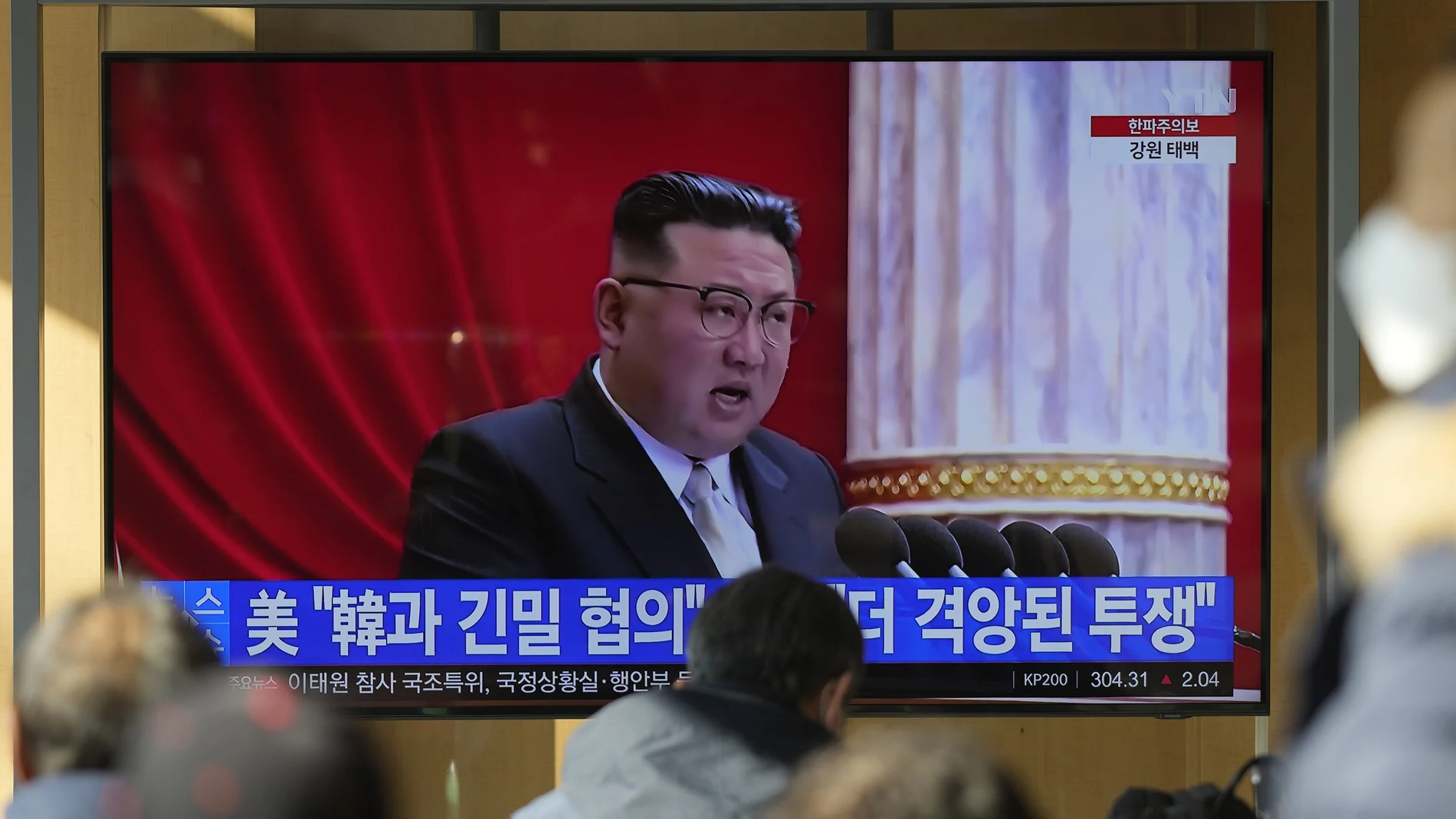 La pantalla de televisión muestra un programa de noticias con imágenes del líder norcoreano Kim Jong Un en Pyongyang, en la estación de tren de Seúl