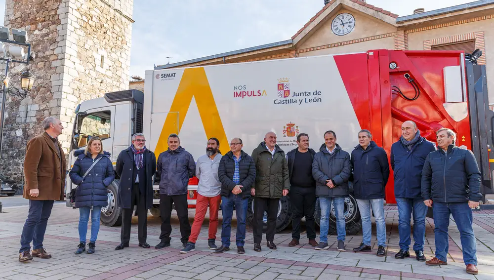 El consejero de la Presidencia, Jesús Julio Carnero, entrega un vehículo a la Mancomunidad de municipios del Malucas para la recogida de residuos sólidos urbanos