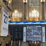 Un panel del Ibex 35 y un calendario en el Palacio de la Bolsa, a 27 de diciembre de 2022