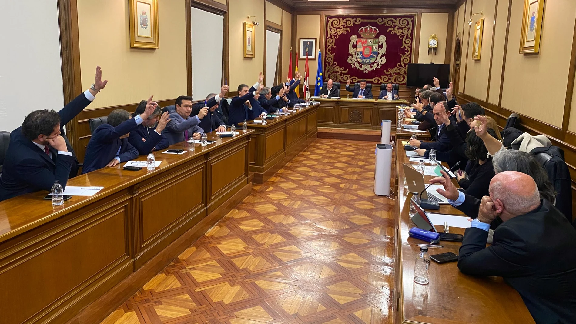 Pleno de la Diputación de Ávila presidido por Carlos García