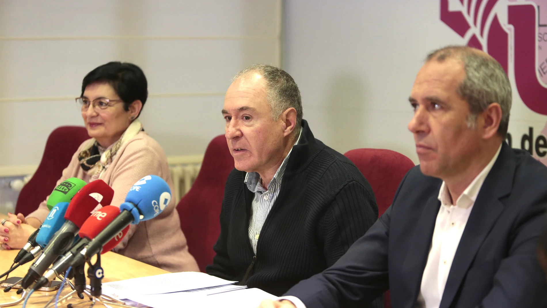 Los concejales del Grupo Municipal de UPL en el Ayuntamiento de León, Eduardo López Sendino, Teresa Fernández y Enrique Valdeón, comparecen para hablar del aniversario de la moción por la autonomía de la Región Leonesa.