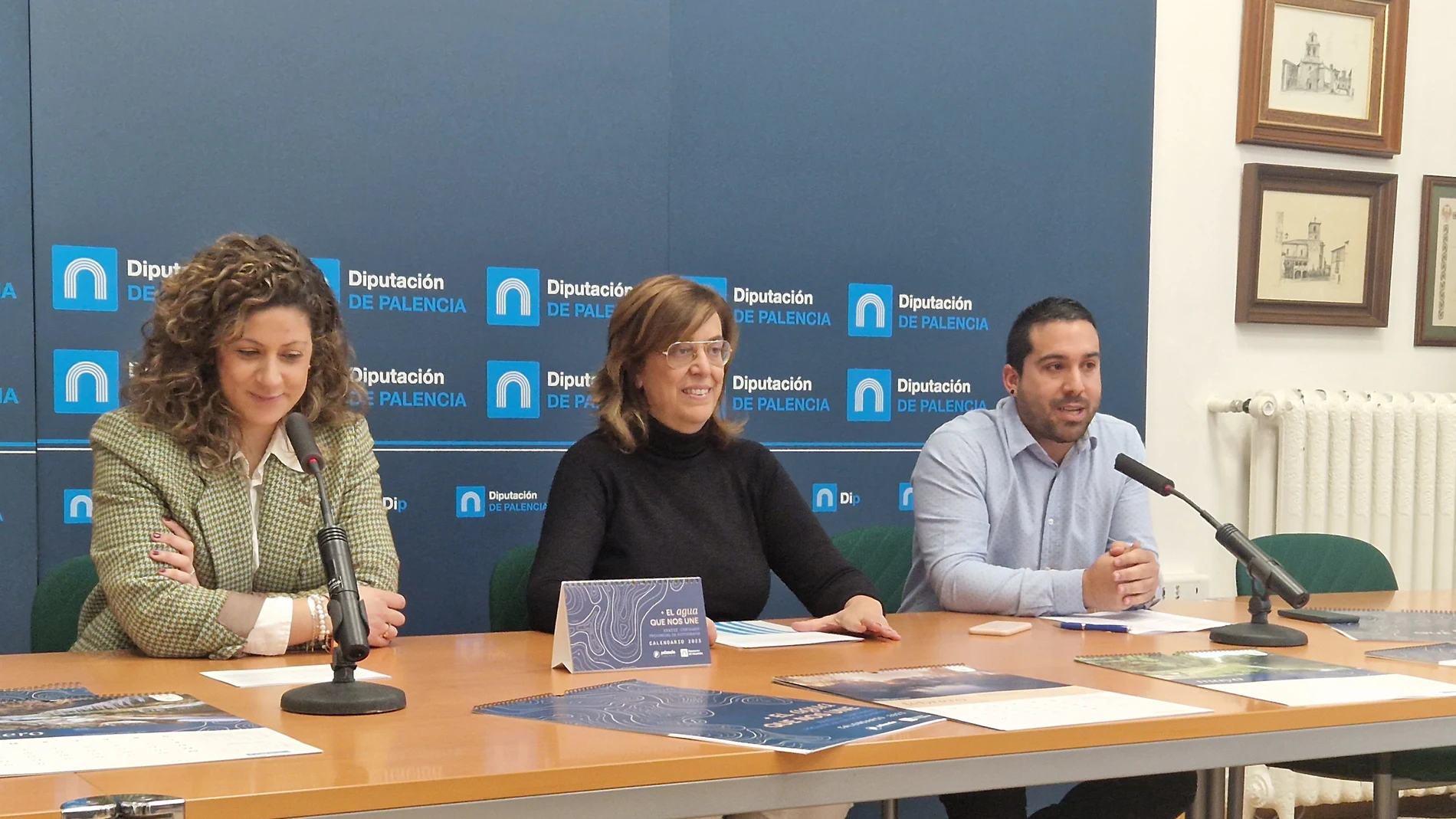 La presidente de la Diputación de Palencia, Ángeles Armisén, presenta el calendario solidario