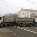 Barricada serbia hecha con camiones en Mitrovica, el norte de Kosvo