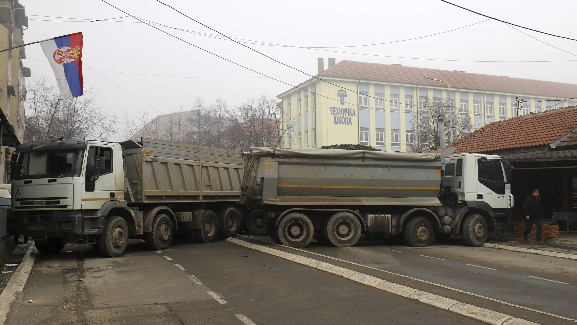 Barricada serbia hecha con camiones en Mitrovica, el norte de Kosvo